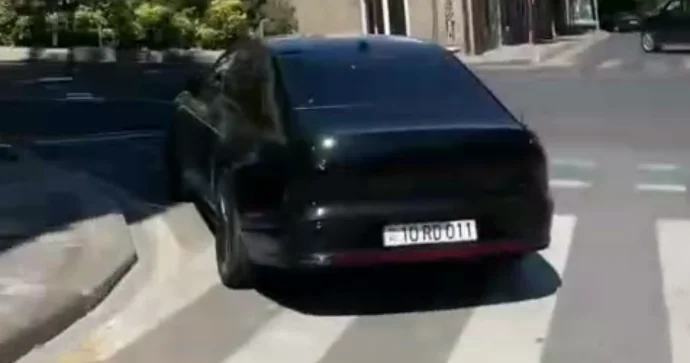 Maşını döngədə saxlayıb piyada keçidini zəbt etdi 10 RD 011 VİDEO