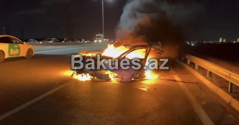 Автомобиль разорвало на две части в Баку ВИДЕО