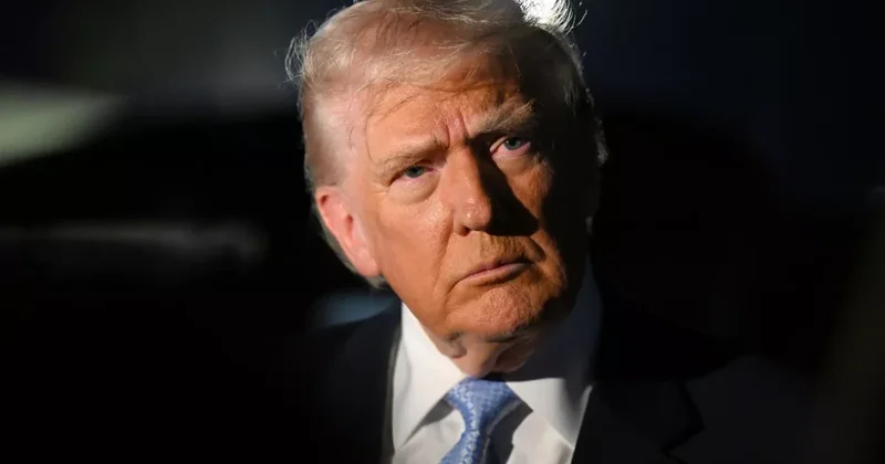 В Иране забросали камнями портрет Трампа