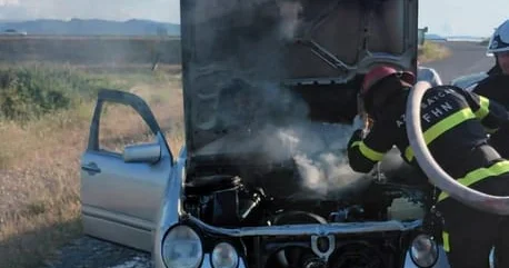 Во время движения вспыхнул Mercedes