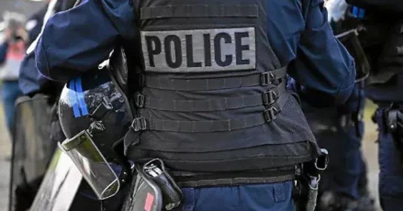 Fransada polis bir neçə nəfərə bıçaqla hücum edən şəxsə atəş açıb