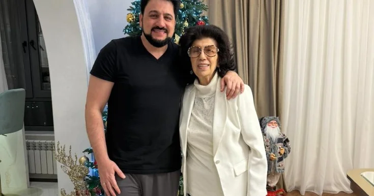 Yusif Eyvazov anası ilə foto paylaşıb bunları yazdı