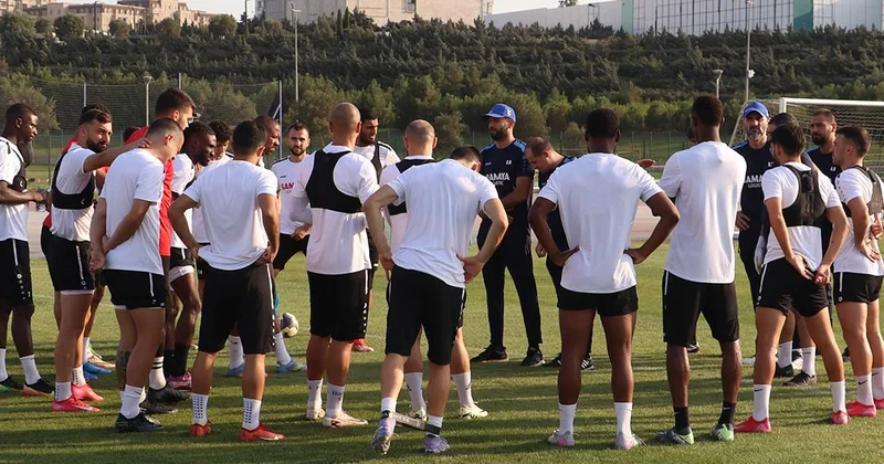 Elmar Baxşıyev “Araz”da iki futbolçuya xəbərdarlıq etdi