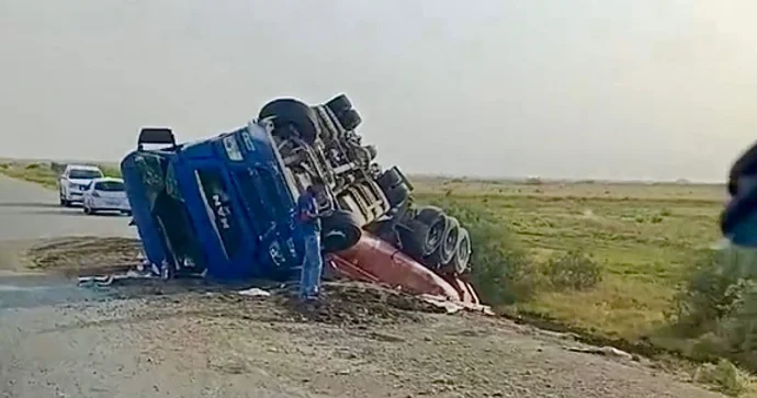 Hacıqabulda idarəetmədən çıxan yük maşını yol kənarına aşdı VİDEO