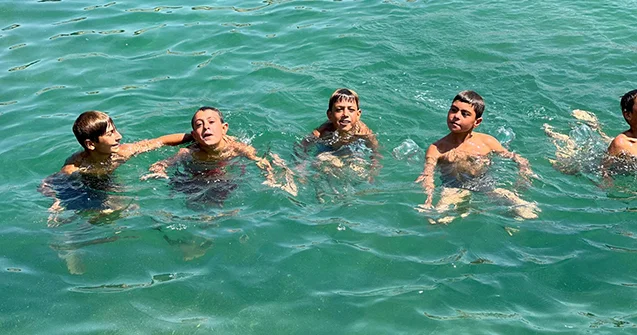 Bu göldə çiməndə saç rəngləri dəyişir Fotolar