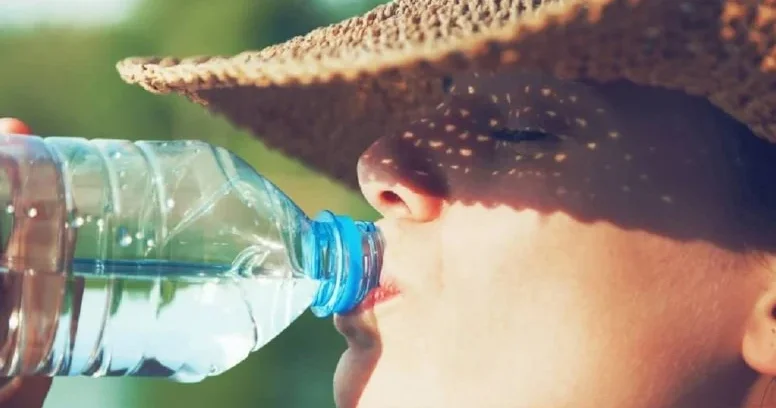 İstidə plastik şüşədən su içənlərə XƏBƏRDARLIQ