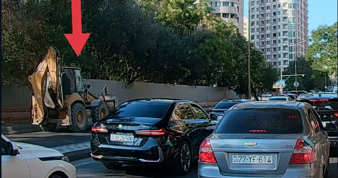 Traktor sürücüsü şəhərin mərkəzində əks yola çıxıb maşınların üzərinə sürdü VİDEO