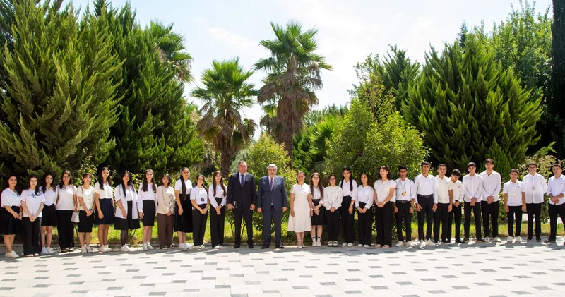 Salyanda yüksək bal toplayan məzunlarla görüş FOTO