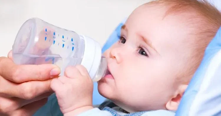 Yeni doğulan körpəyə su vermək olarmı? Pediatrdan MƏSLƏHƏT