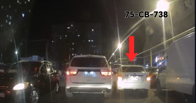 Qarşıdakı boş yerləri bəyənməyən sürücü ikinci cərgədə dayanıb yolu kəsdi VİDEO