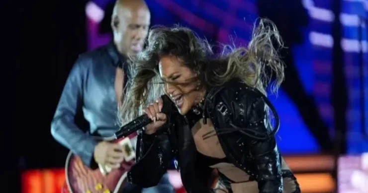 Cennifer Lopez 2 saatlıq konsertdə 50 mahnı oxudu