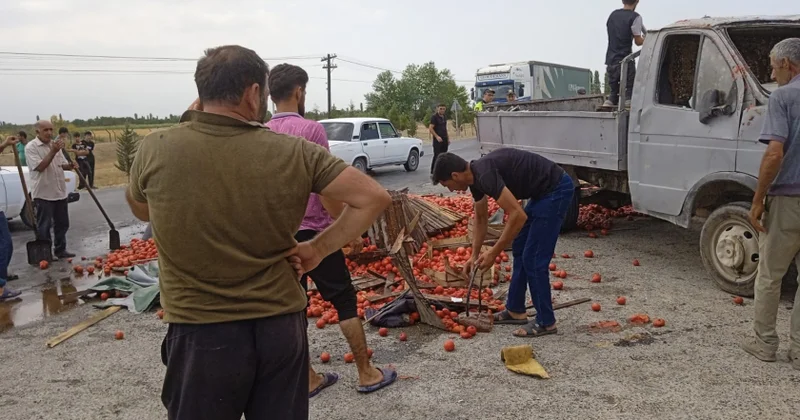 Xaçmazda pomidor dolu yük maşını aşdı