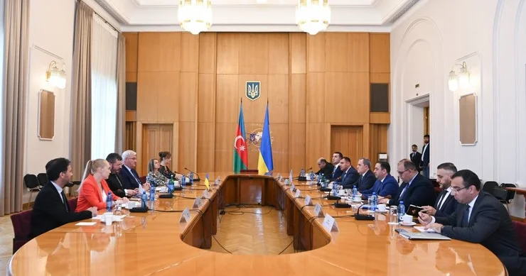 XİN başçıları arasında geniş tərkibdə görüş olub