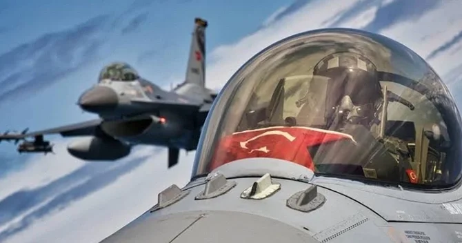Türkiyənin 5 F 16 qırıcısı NATO missiyasına başladı