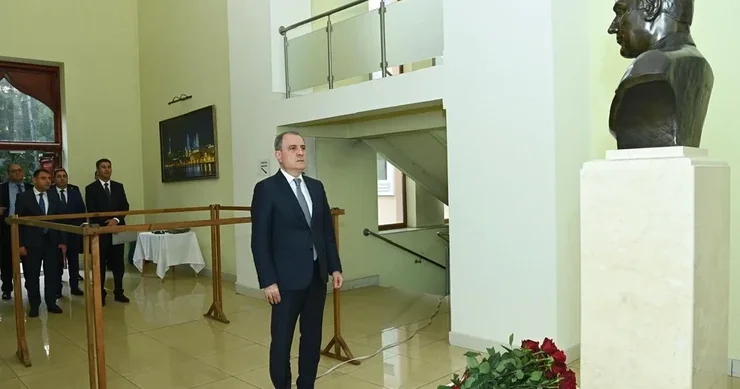 Bayramov Azərbaycanın Kiyevdəki səfirliyində olub FOTO