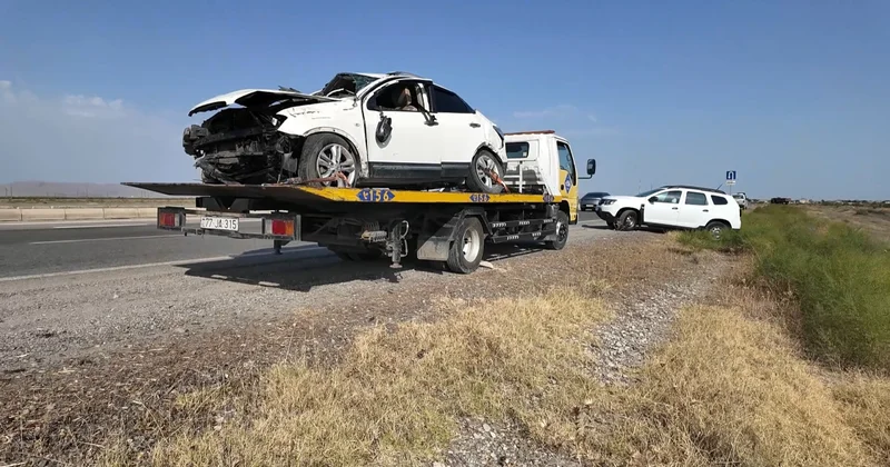 Hacıqabulda Nissan beton arakəsməyə çırpıldı Ölən var FOTO