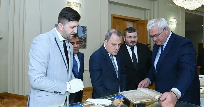 Bayramov Ukraynada Qafqaza dair arxiv sənədlərə baxdı Foto