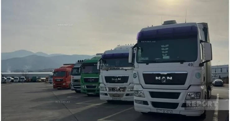 Azərbaycanlı sürücülər Gürcüstan gömrüyündə: Sənədləri alınıb, izahatsız SAXLANILIRLAR FOTO