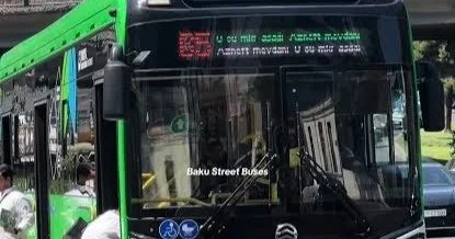 Sərnişinlər dayanacaqda avtobus gözləyir: AYNA susur