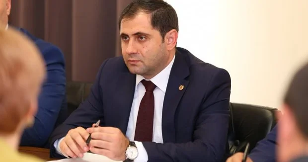 “Qraparak”: Paşinyan Papikyanı Alen Simonyanın taleyi ilə üz üzə qoymaq istəyib KONKRET