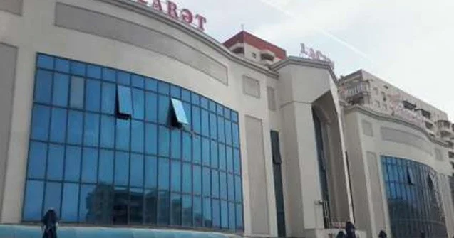 Ticarət mərkəzində lifti təmir edərkən yıxılıb öldü