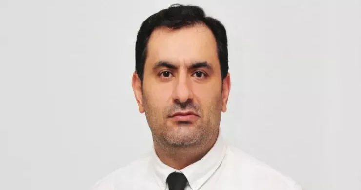 Rüfət Səfərovun şüşə qəfəsdən çıxıb vəkillərin yanında oturmasına icazə verildi
