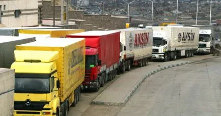 Azərbaycanlı sürücülərin gömrükdə saxlanılmasına rəsmi reaksiya