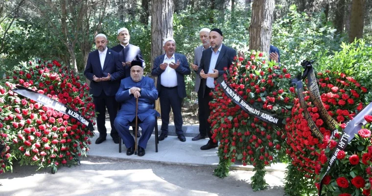 Şeyxülislam Nəriman Həsənzadənin məzarını ziyarət edib