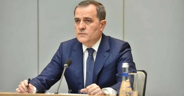 Ceyhun Bayramov Kiyevdə Ukrayna PUA larının sərgisi ilə tanış olub