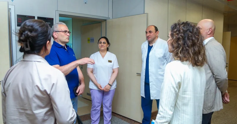 Amerikalı professor Yeni Klinikada tibbi konsilium keçirdi FOTO
