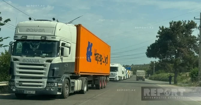 Azərbaycanlı sürücülər günlərdir Gürcüstan gömrüyünü keçə bilmirlər XİN ə nota göndərilib