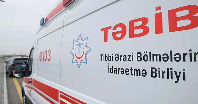 Motosikletlə “Mercedes” toqquşdu Kuryer xəsarət aldı