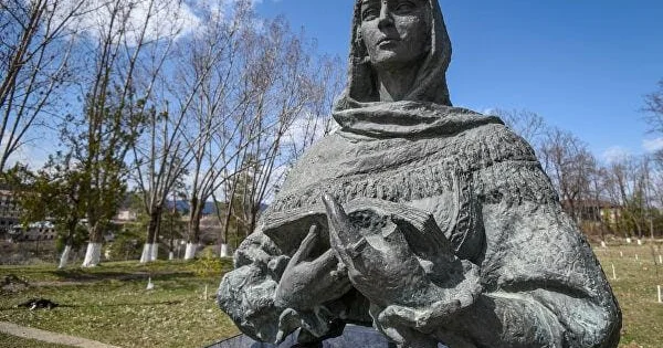Büstü də tarix yazan şairə...