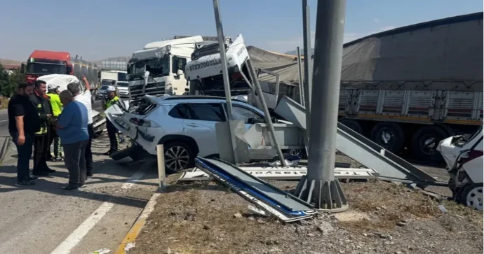 Türkiyədə yük avtomobili nəqliyyat vasitələrinə çırpılıb, ölən və yaralananlar var