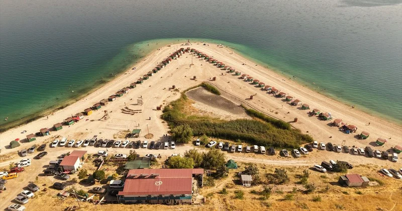 Van gölündəki Çakıl Adası sərin suları, təbii gözəllikləri ilə ziyarətçiləri qarşılayır