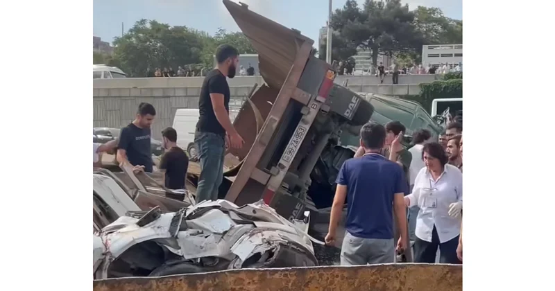 Biləcəridə yük maşını avtomobilin üzərinə aşıb, xəsarət alanlar var YENİLƏNİB VİDEO