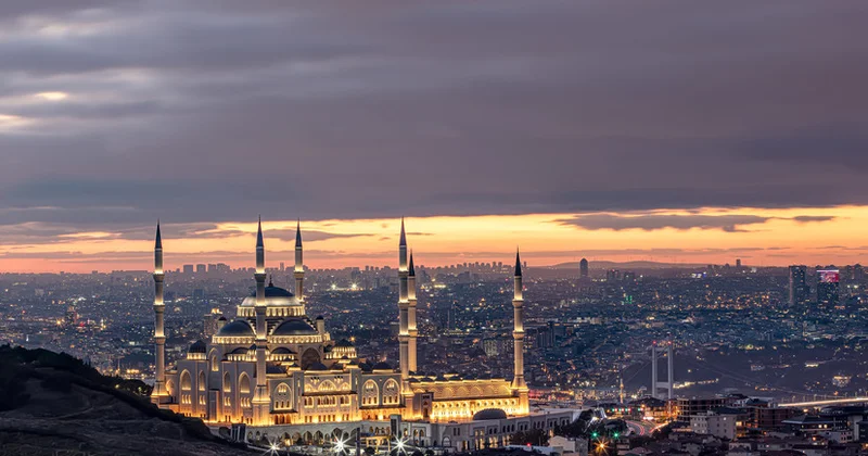 İstanbulda Çamlıca məscidində öpüşən ruslar saxlanılıb