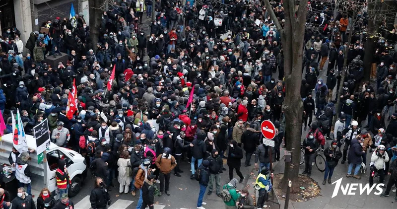 Акция против Макрона прошла во Франции