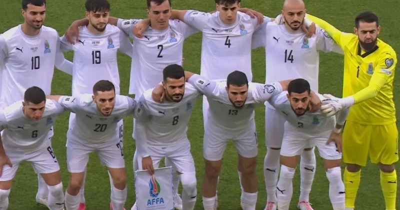 İslandlar ənənələrinə sadiq qaldı, millimizi 5 dəfə qaldırıb yerə qoydu