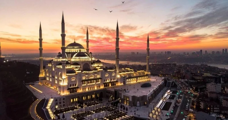 Türkiyədə məsciddə qucaqlaşan rusiyalı turistlər saxlanıldı FOTO