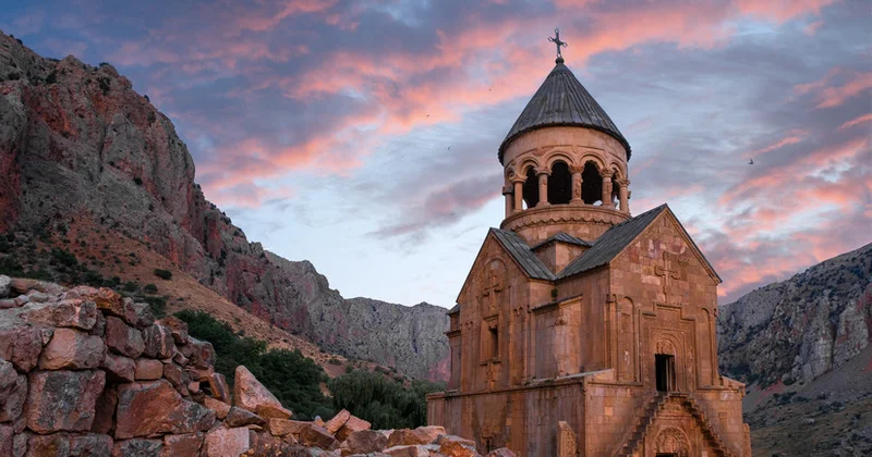 Ermənistanda kilsə ilə hakimiyyət arasında gərginlik artır