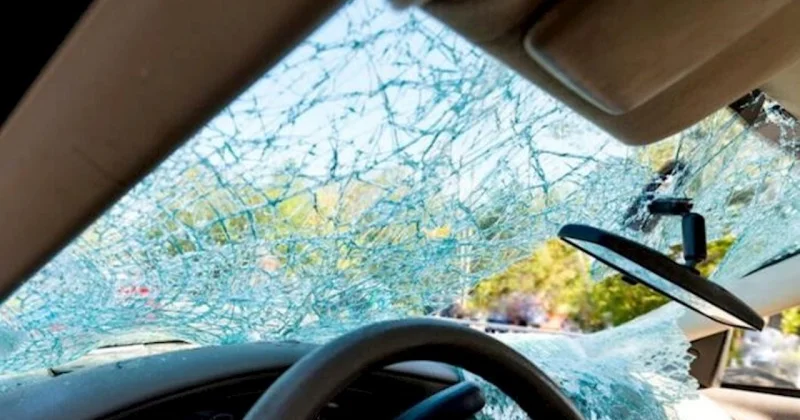 Tovuzda Nissan ağaca çırpıldı, sürücü ağır yaralandı