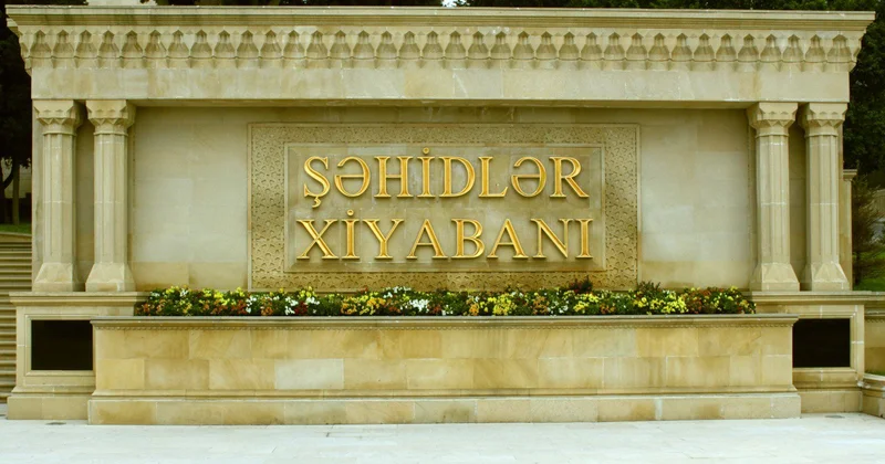 Bir qrup turist Şəhidlər Xiyabanında mahnı qoyub rəqs etdi VİDEO