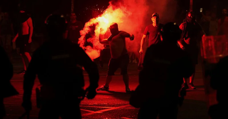 В Сербии в ходе ночных беспорядков пострадали 14 полицейских Minval Politika