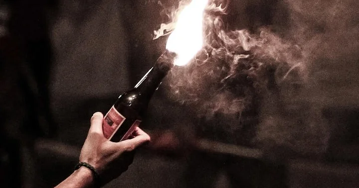 İsrail səfirliyi önündə “molotov”lu şəxs həbs edildi