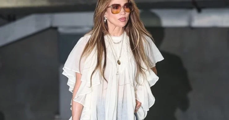 Cennifer Lopez moda qaydasını pozdu: ağ bluz, qabarıq cins şalvar və 45 min dollarlıq Birkin