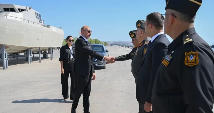 На страницах президента Азербайджана в соцсетях размещены видеокадры с посещения штаба ВМС