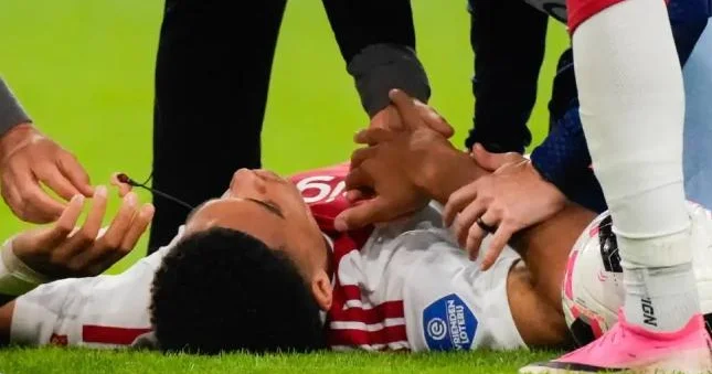 PSV ilə oyunda zədələndi, xəstəxanaya aparıldı