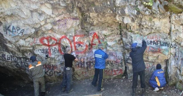Qədim qayaüstü təsvirlər vandalizmin hədəfində: Rusiyada abidələr necə qorunur