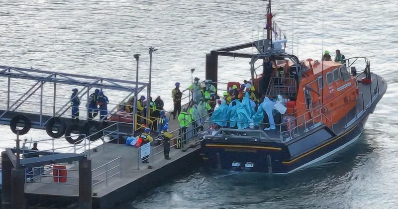 Береговая охрана Британии задержала в Ла Манше лодку со 140 нелегальными мигрантами